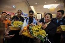 thuong 100 trieu cau thu dau tien sut tung luoi man city