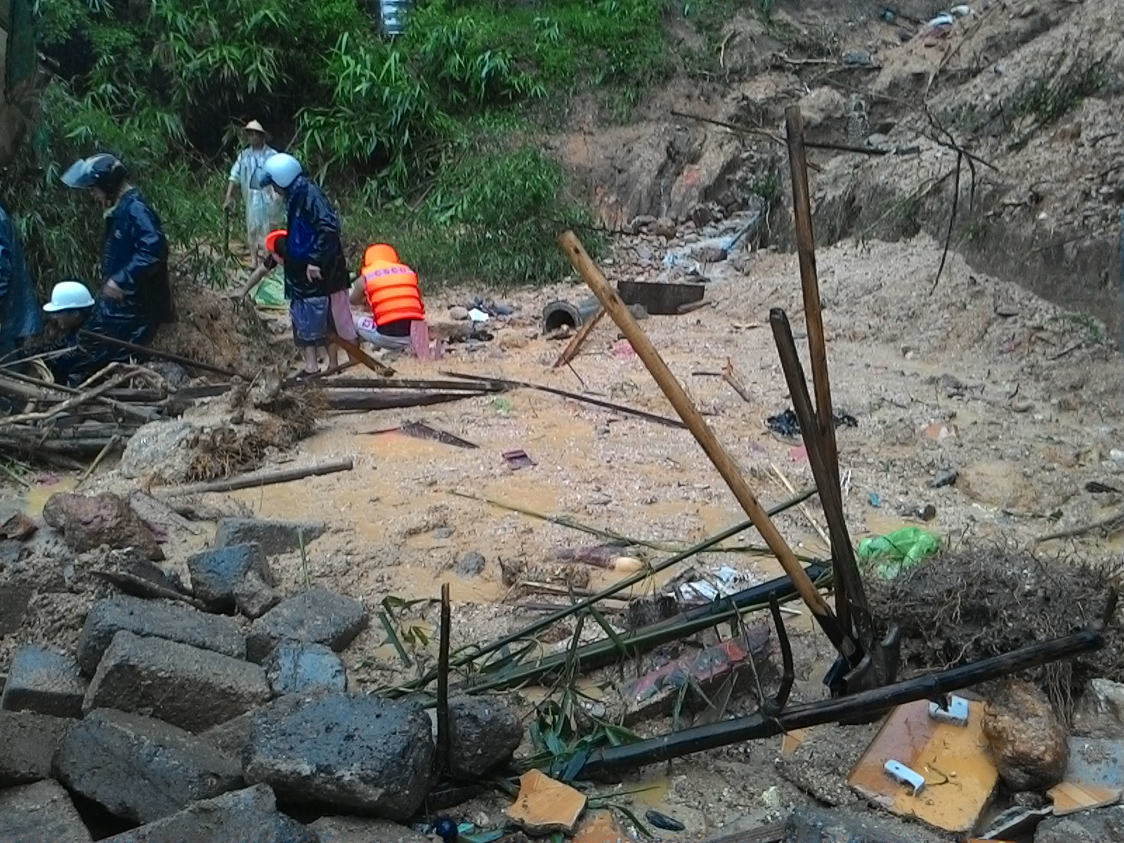 3 ngoi nha bi sap chon vui 9 nguoi o quang ninh