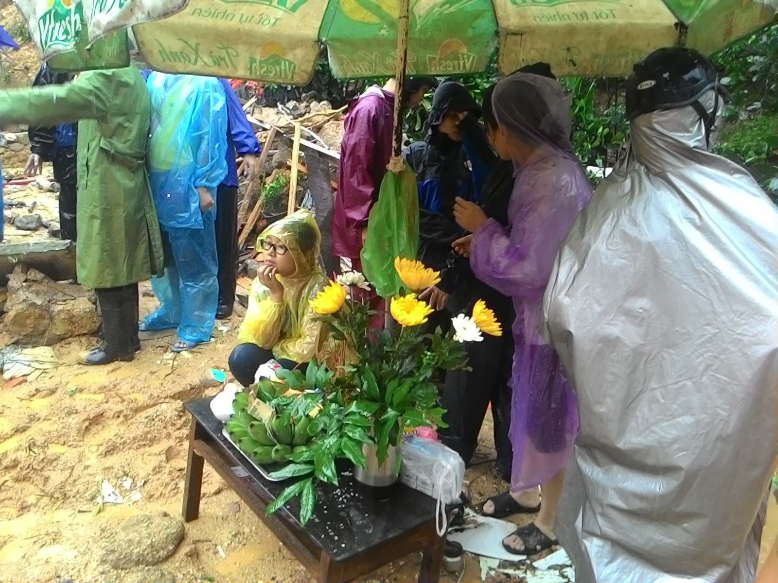 3 ngoi nha bi sap chon vui 9 nguoi o quang ninh