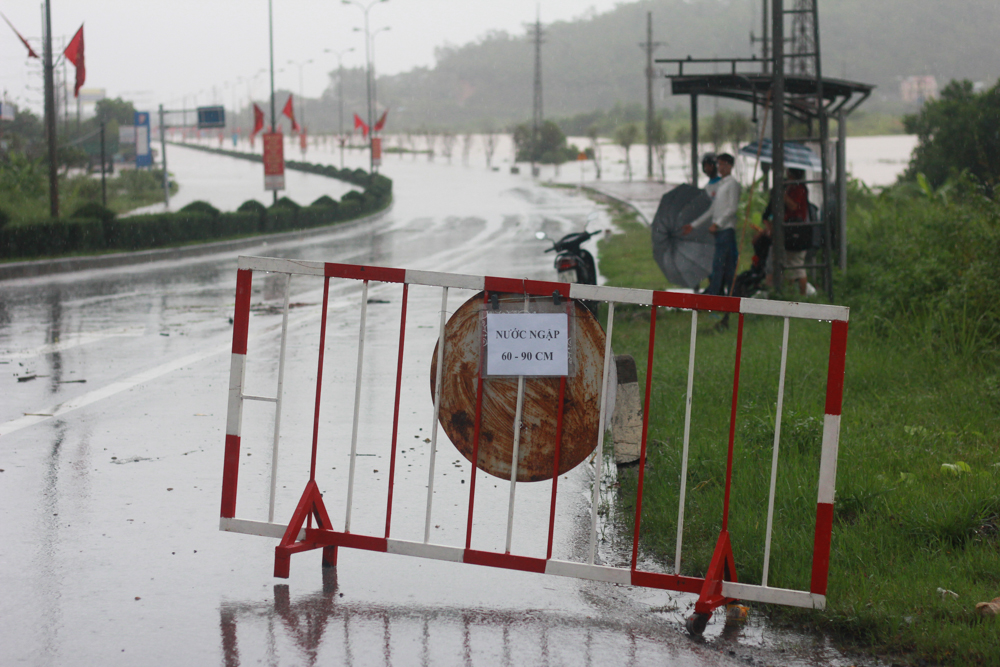 3 ngoi nha bi sap chon vui 9 nguoi o quang ninh
