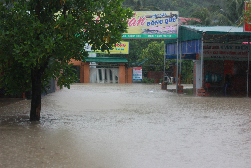 3 ngoi nha bi sap chon vui 9 nguoi o quang ninh