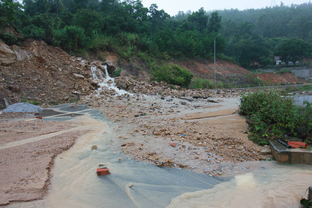 3 ngoi nha bi sap chon vui 9 nguoi o quang ninh