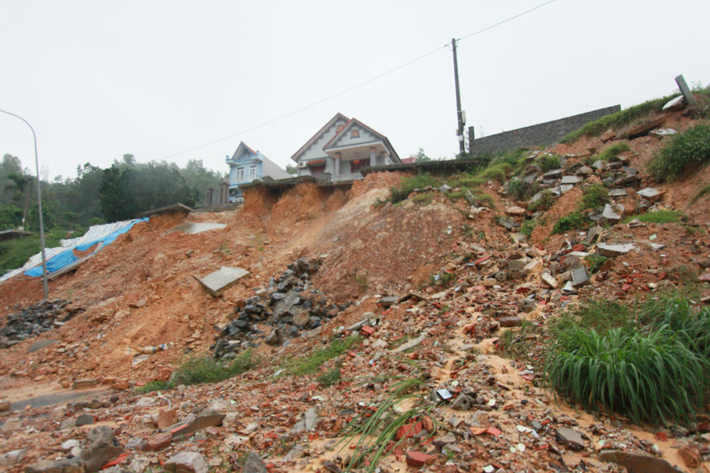 3 ngoi nha bi sap chon vui 9 nguoi o quang ninh