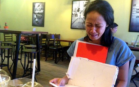 mot phu nu nuoc ngoai bi chong cu lua cuop con lay het tai san