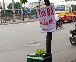 cong an tich thu thung tra da mien phi tren via he ha noi