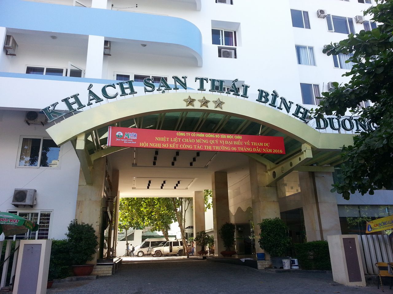 doan du lich bi giu 2 o to vi khong an com tai khach san