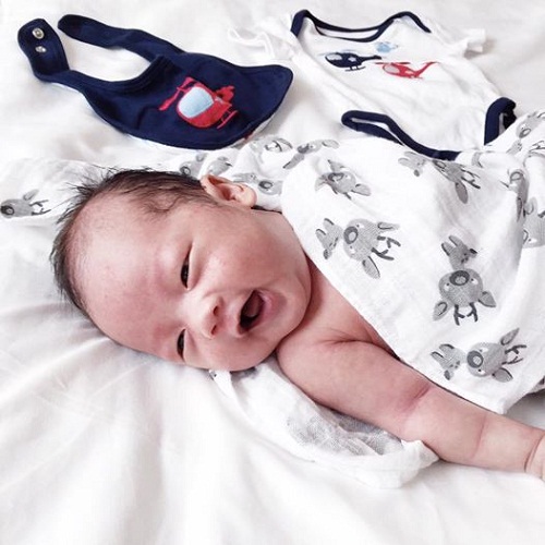 ly kute bat ngo khoa het anh con trai tren facebook khien fan hoang mang