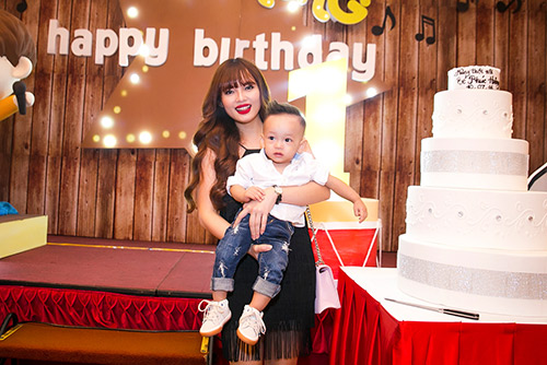 le hoang the men va vo 9x to chuc tiec thoi noi cho con trai