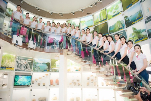 thi sinh hoa hau viet nam don sach rac tren bien tuan chau