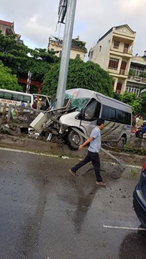 xe khach dam cot dien khien 8 nguoi da chan thuong