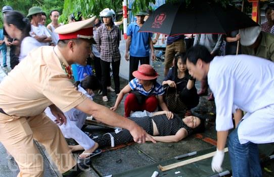 xe khach dam cot dien khien 8 nguoi da chan thuong