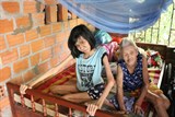 Lời khẩn cầu của người mẹ già 90 tuổi nuôi 3 con bệnh tật