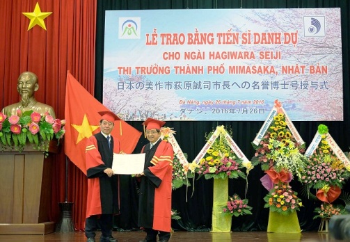 trao bang tien si danh du cho thi truong thanh pho mimasaka nhat ban