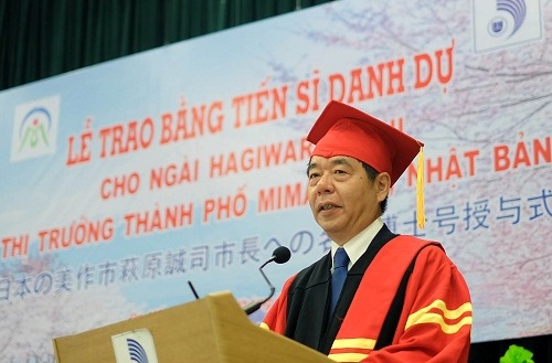 trao bang tien si danh du cho thi truong thanh pho mimasaka nhat ban