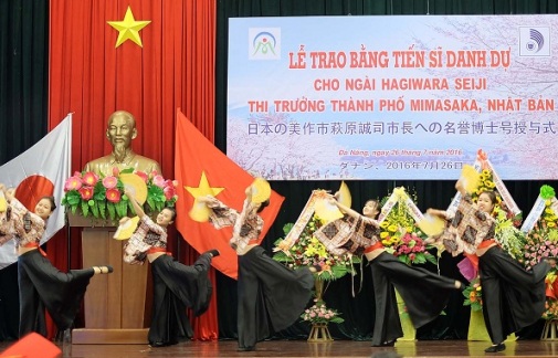 trao bang tien si danh du cho thi truong thanh pho mimasaka nhat ban