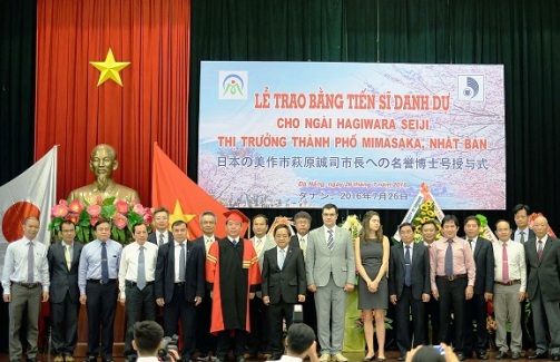 trao bang tien si danh du cho thi truong thanh pho mimasaka nhat ban