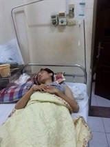 chang sinh vien ngheo chong choi voi can benh quai ac