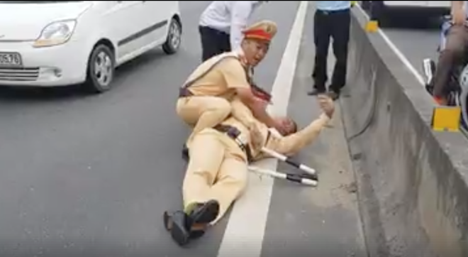 dong doi ke lai giay phut csgt bi tai xe xe container danh lai hat vao dai phan cach