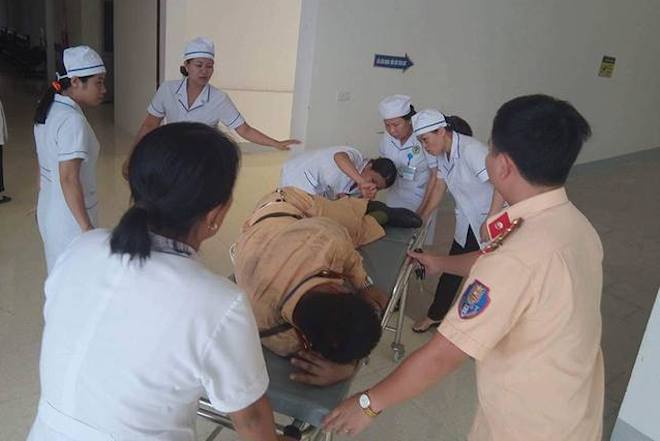 dong doi ke lai giay phut csgt bi tai xe xe container danh lai hat vao dai phan cach