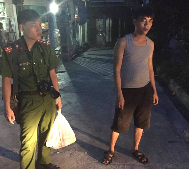 dong doi ke lai giay phut csgt bi tai xe xe container danh lai hat vao dai phan cach