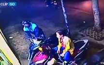 chi ngoi tren xe may nguoi phu nu khoac ao vang cung bi dan mang chi trich