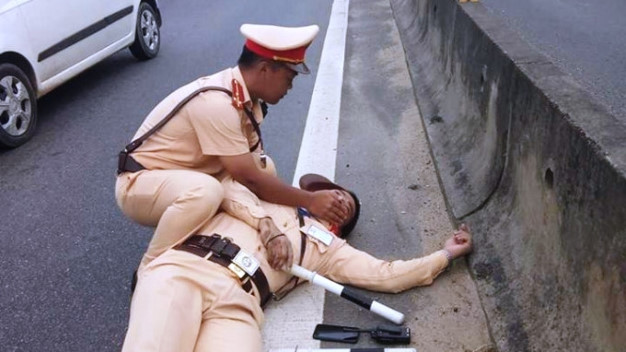 vu csgt bam dau xe container bi hat xuong duong lai xe khai do kiem tra bat ngo nen hoang loan