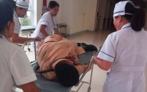 thuong uy csgt bam dau xe container bi hat xuong duong da qua con nguy kich