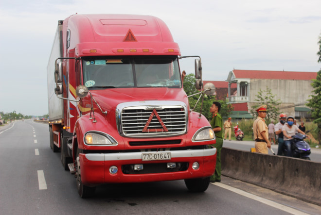 thuong uy csgt bam dau xe container bi hat xuong duong da qua con nguy kich