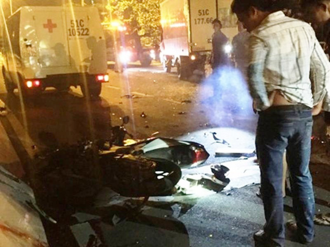 tphcm chay nguoc chieu tren cau vuot 2 thanh nien bi xe tai tong thiet mang