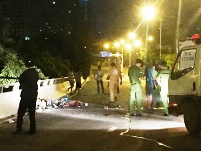 tphcm chay nguoc chieu tren cau vuot 2 thanh nien bi xe tai tong thiet mang