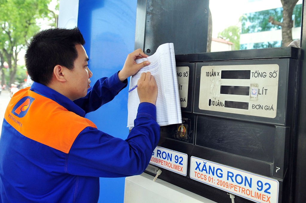 giu nguyen de xuat tang thue moi truong toi da 8000 donglit xang