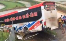 xe khach mat lai lao xuong duong gom tren cao toc ha noi lao cai 13 nguoi bi thuong
