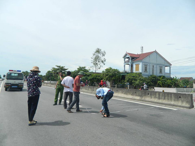 dua tai xe container hat vang csgt toi hien truong thuc nghiem dieu tra