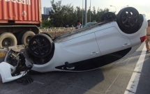 tp hcm o to lat ngua sau khi huc vang dai phan cach hai cha con may man thoat chet