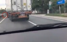 csgt bi xe container hat vang khong phai lan dau tai xe vi pham lao xe vao canh sat