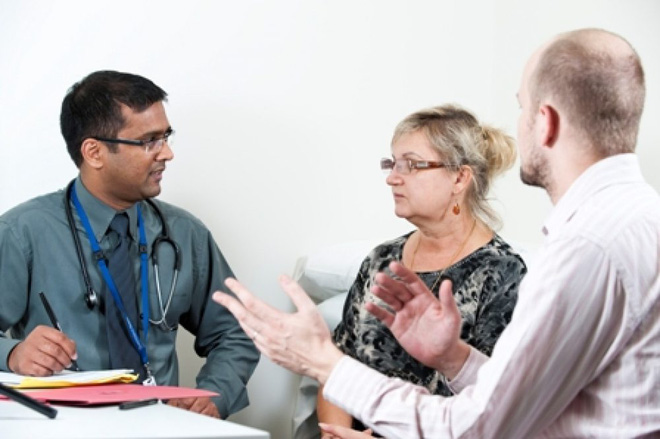 chuyen cua bac si viet o my dang phien dich cho benh nhan thi phien dich vien lan dung ra ngat