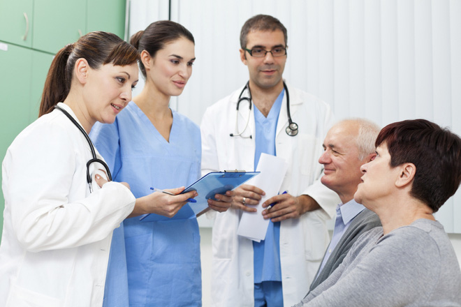 chuyen cua bac si viet o my dang phien dich cho benh nhan thi phien dich vien lan dung ra ngat