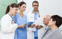 chuyen cua bac si viet o my dang phien dich cho benh nhan thi phien dich vien lan dung ra ngat