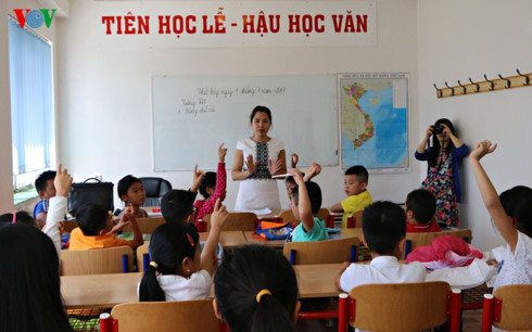 trao tang bo sach giao khoa chuan cho cong dong nguoi viet tai sec