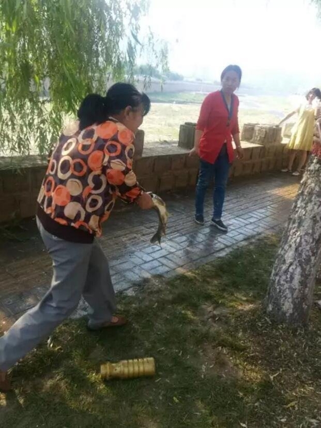 trung quoc lat xe cho ca tuoi nguoi dan no nuc den hoi cua mac cho canh sat het loi khuyen can