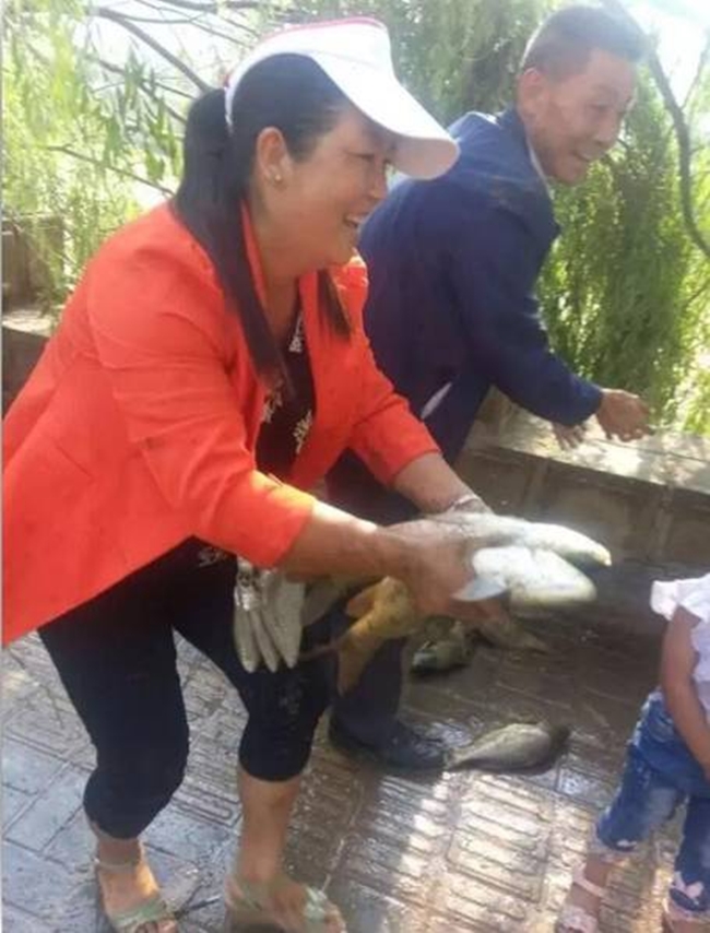 trung quoc lat xe cho ca tuoi nguoi dan no nuc den hoi cua mac cho canh sat het loi khuyen can