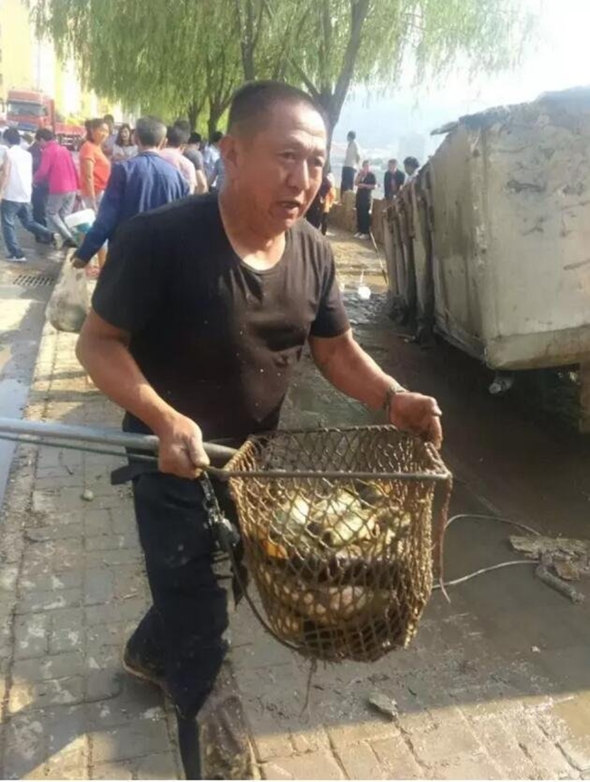 trung quoc lat xe cho ca tuoi nguoi dan no nuc den hoi cua mac cho canh sat het loi khuyen can