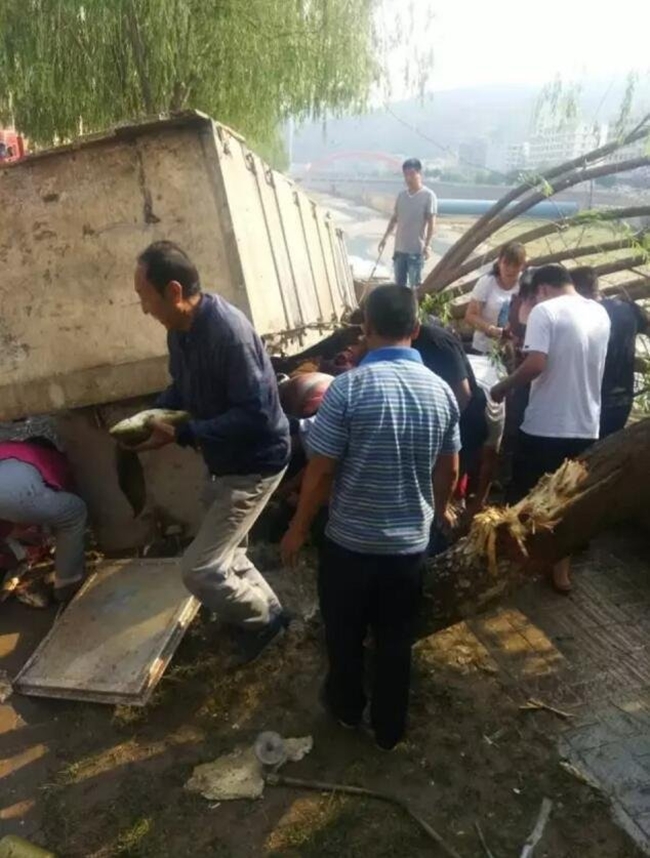 trung quoc lat xe cho ca tuoi nguoi dan no nuc den hoi cua mac cho canh sat het loi khuyen can