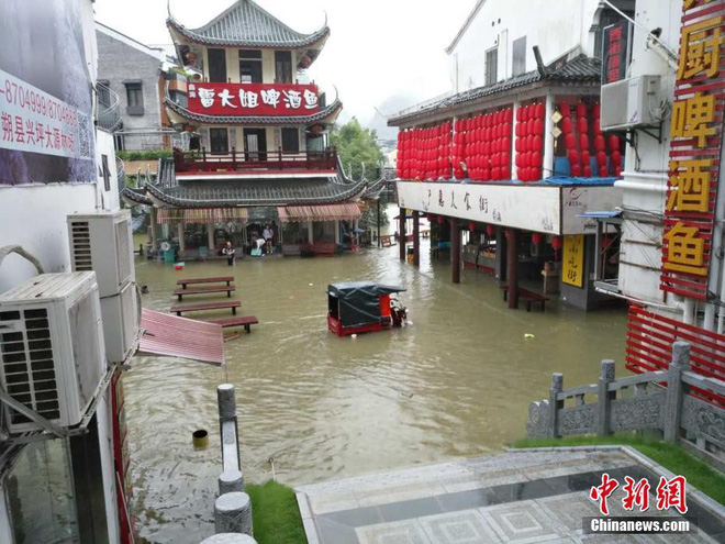mua lu kinh hoang keo dai nhieu ngay hang tram ngan nguoi dan trung quoc keo nhau di so tan