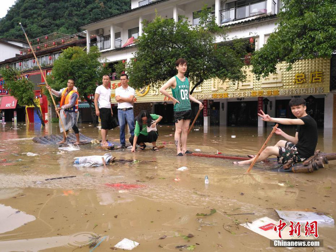 mua lu kinh hoang keo dai nhieu ngay hang tram ngan nguoi dan trung quoc keo nhau di so tan