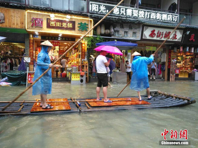 mua lu kinh hoang keo dai nhieu ngay hang tram ngan nguoi dan trung quoc keo nhau di so tan