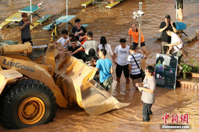 mua lu kinh hoang keo dai nhieu ngay hang tram ngan nguoi dan trung quoc keo nhau di so tan