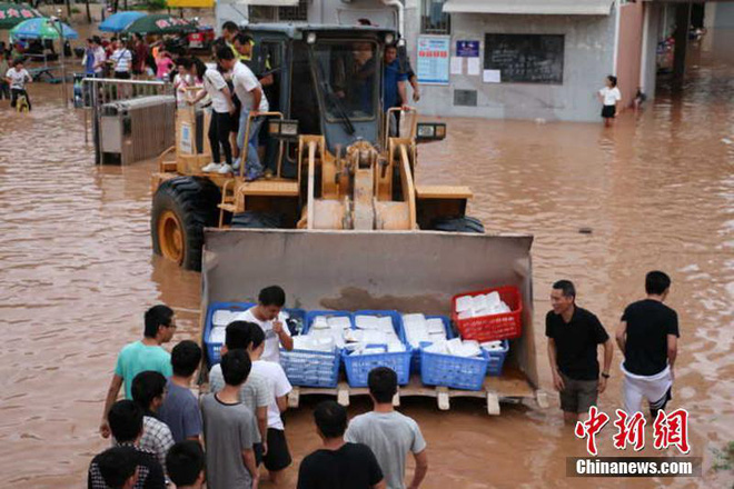 mua lu kinh hoang keo dai nhieu ngay hang tram ngan nguoi dan trung quoc keo nhau di so tan