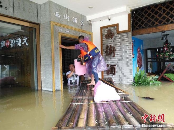 mua lu kinh hoang keo dai nhieu ngay hang tram ngan nguoi dan trung quoc keo nhau di so tan