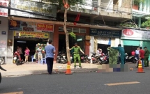 tphcm nguoi phu nu roi tu lan can tang 4 chung cu xuong dat tu vong